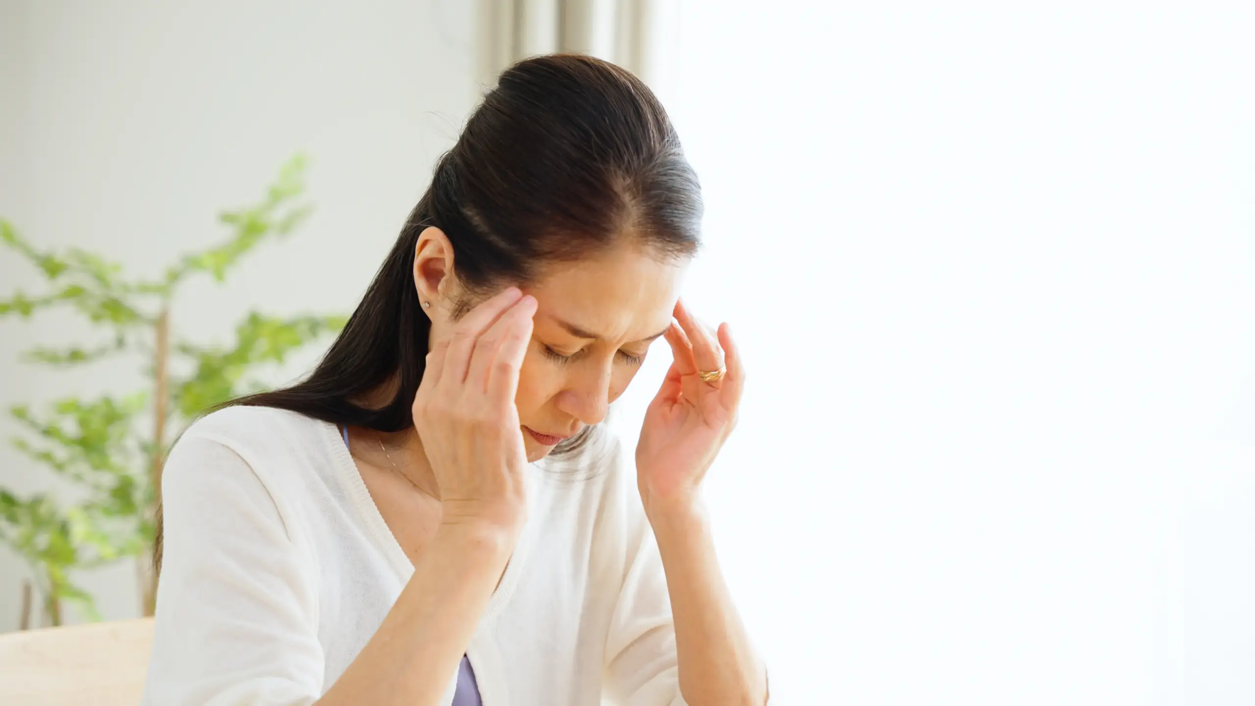 頭を抱える女性