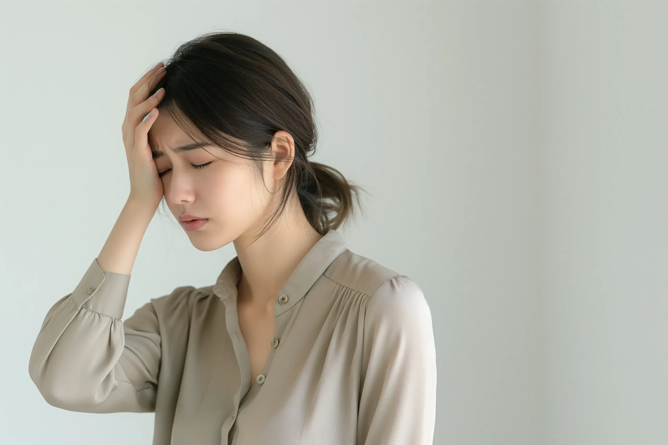 頭を抱える女性