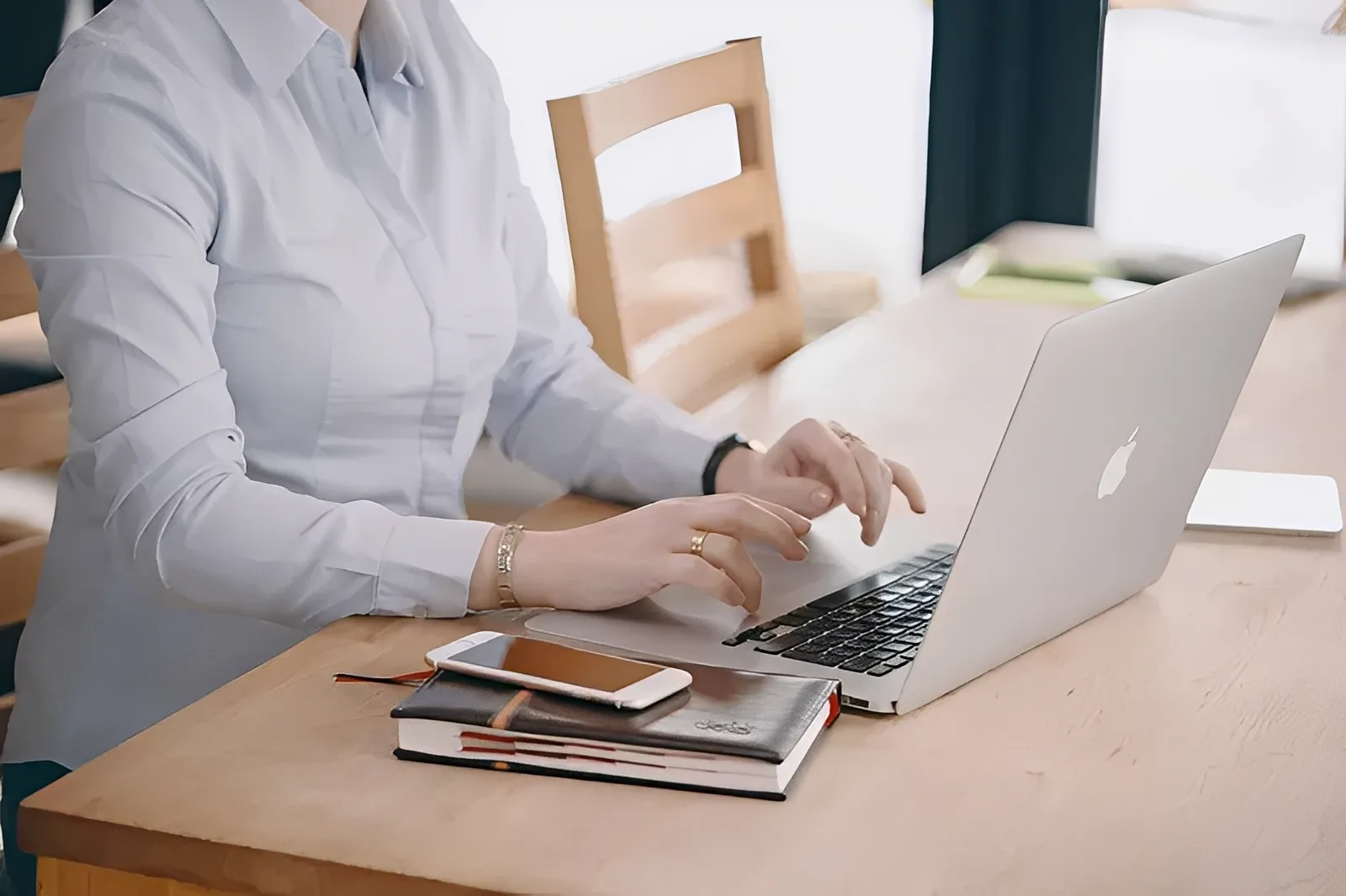 デスクワーク中の女性