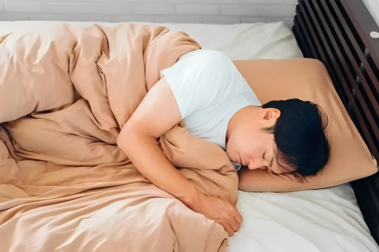 睡眠中の男性