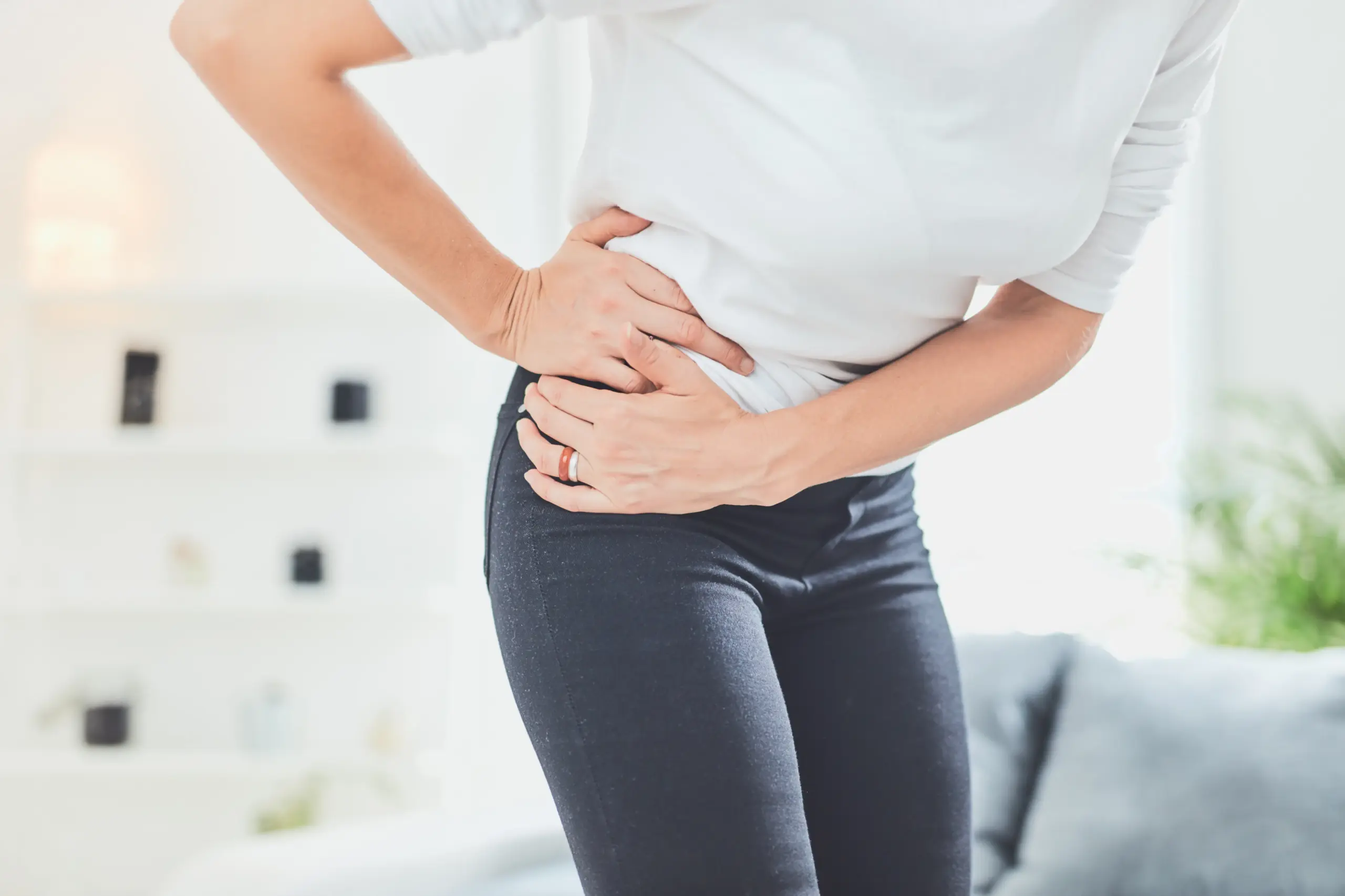 腰をおさえる女性