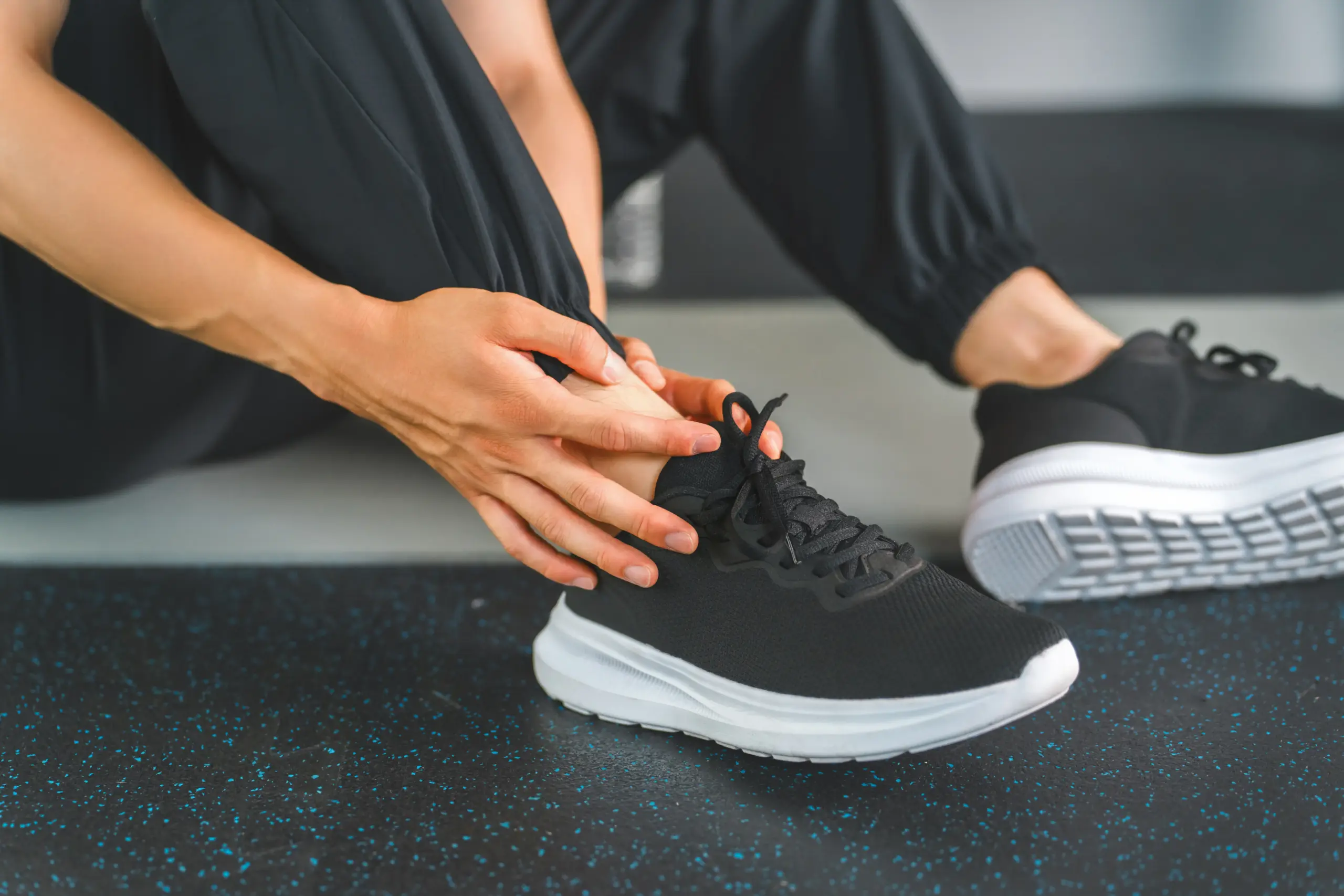 足首をおさえる男性