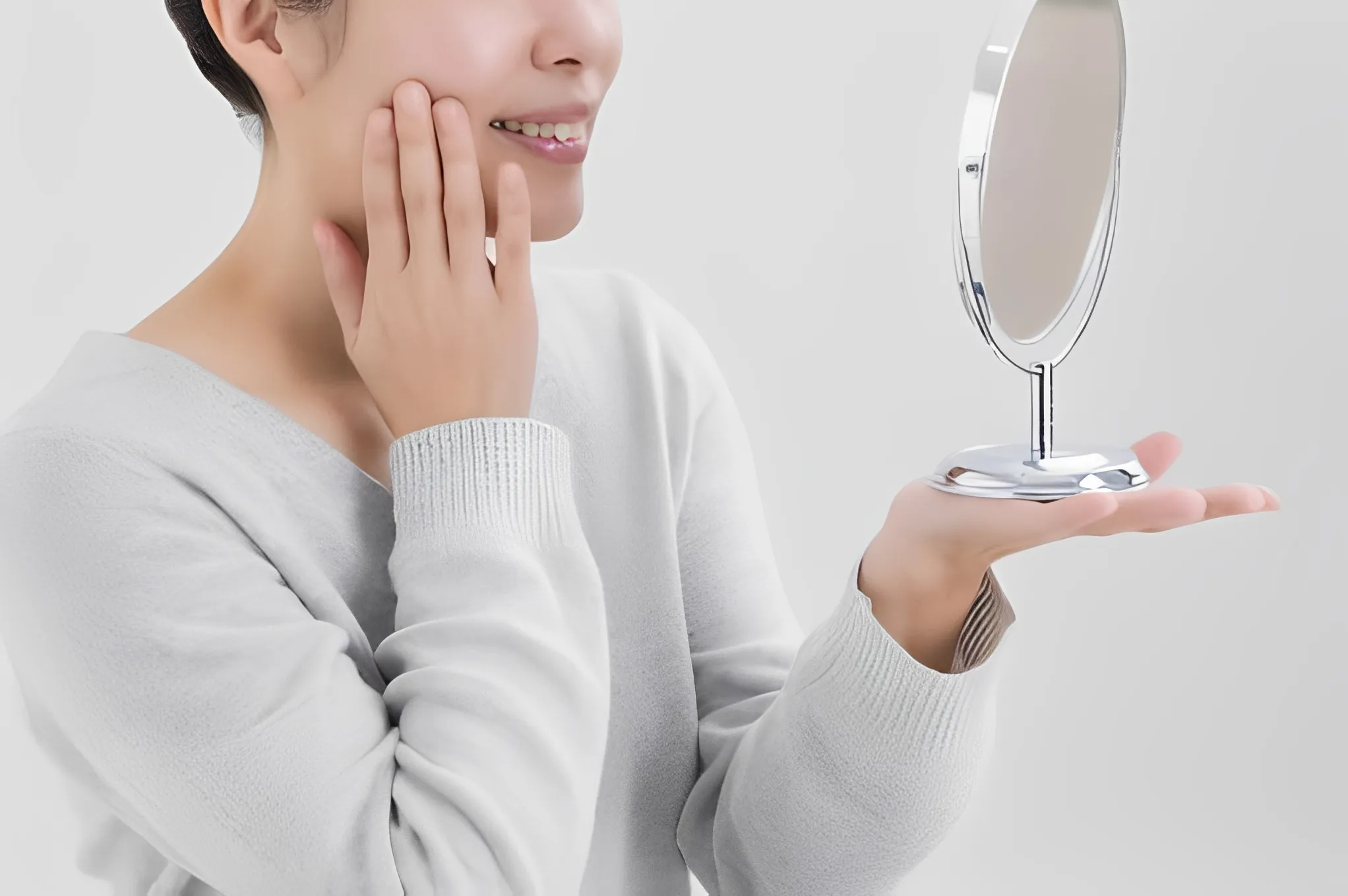 顎を気にする女性