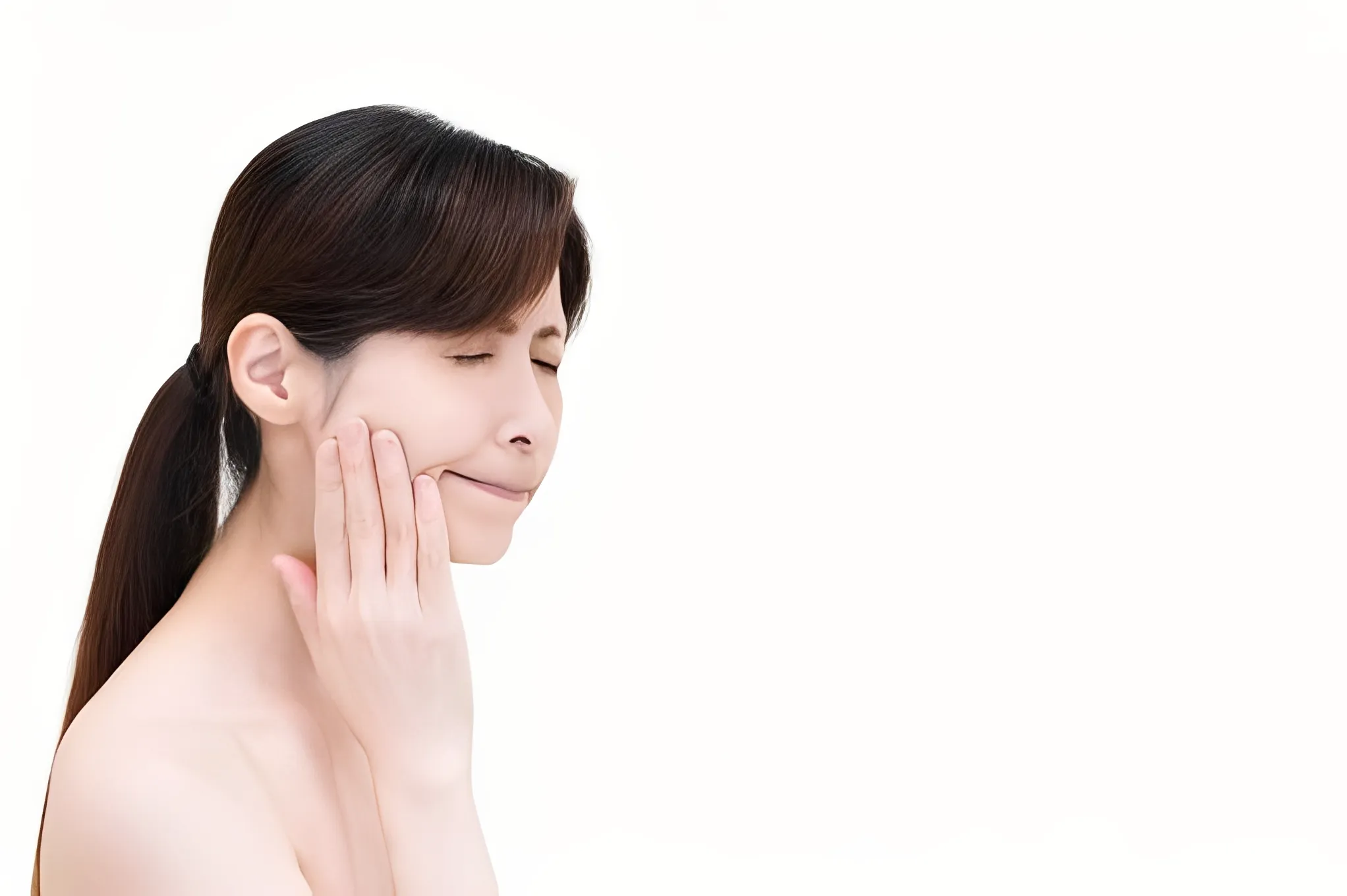 顎を気にする女性