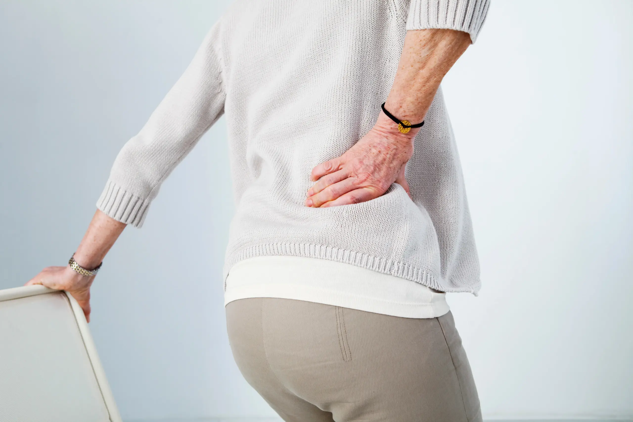 腰をおさえる女性