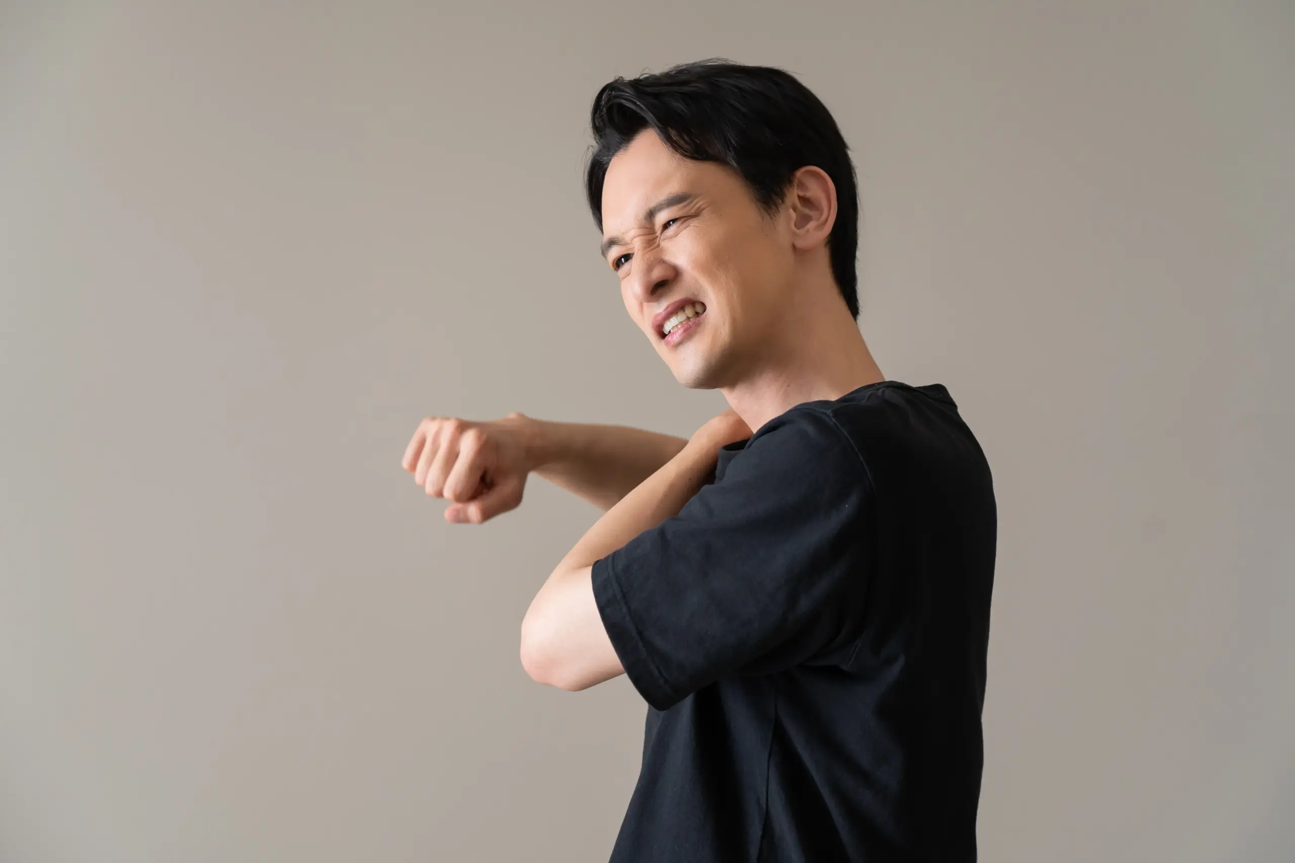 肩を気にする男性