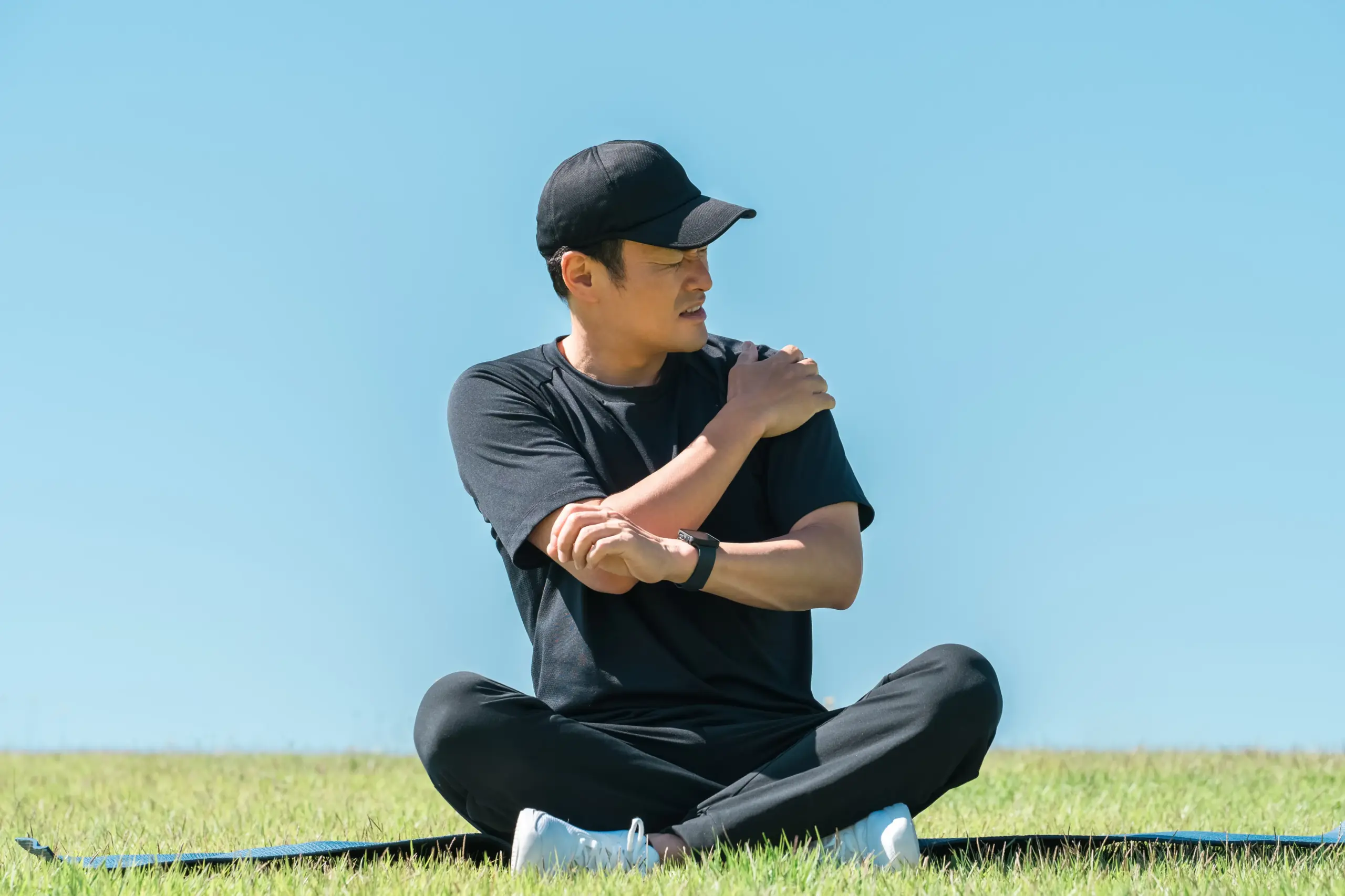 肩を気にする男性