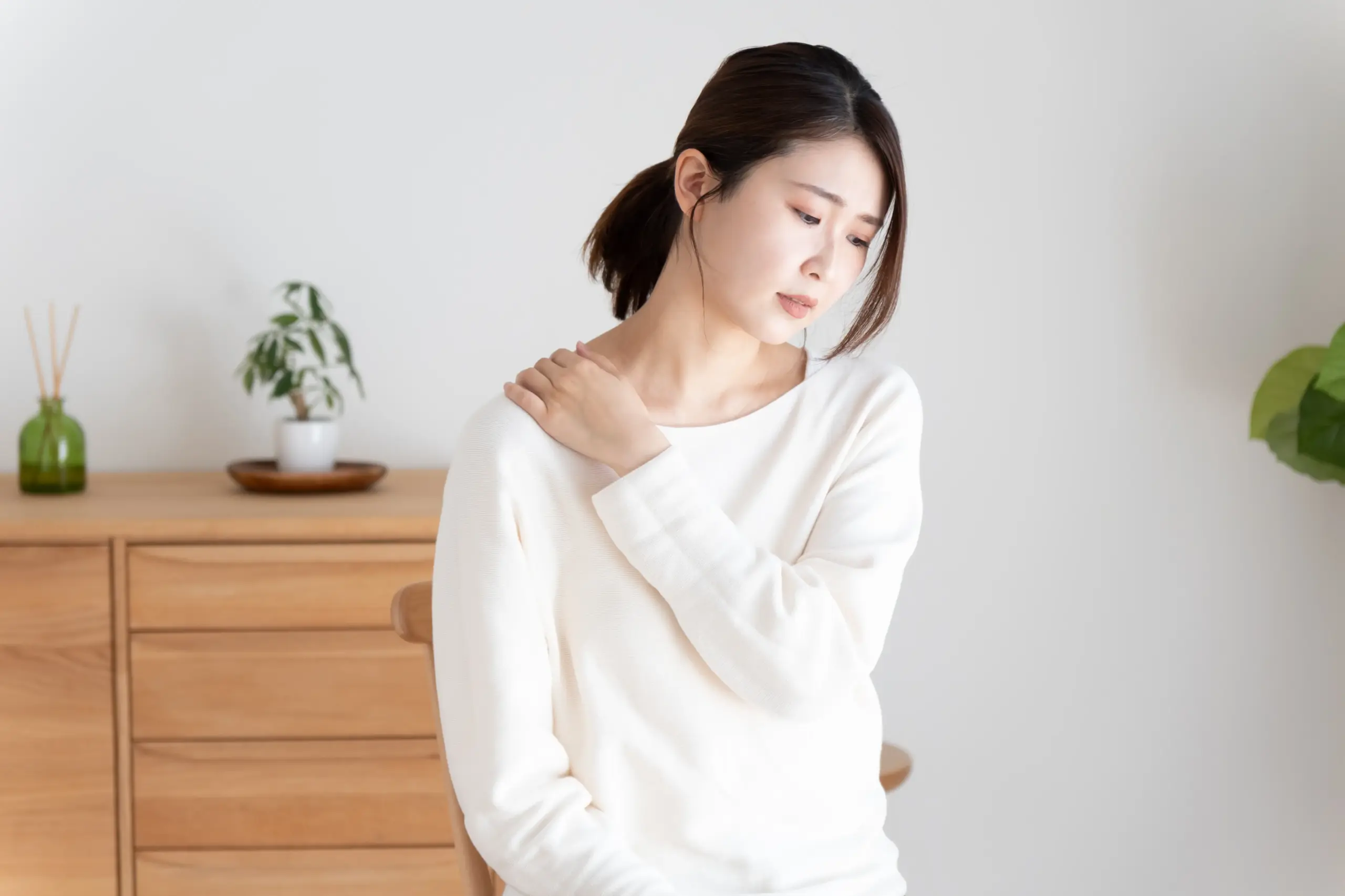 膝をおさえる様子