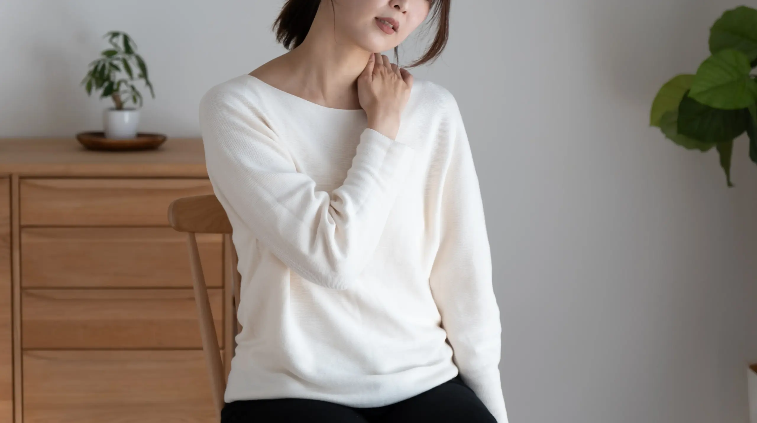 肩をおさえる女性